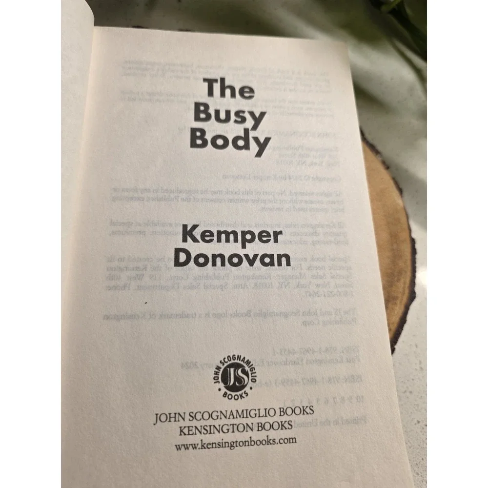 The‎ Busy Body : A Witty Literary Mystery with a Stunning Twist Ke